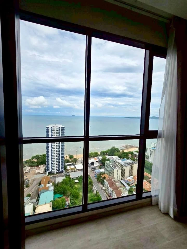 For sale: The Panora Pattaya (South Pattaya), a luxurious sea view condominium, high floor, fully furnished, ready to move in.