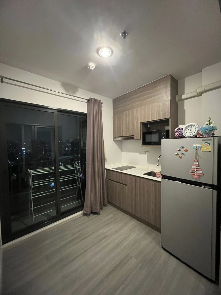 For sale: The Parkland Charan-Pinklao, 17th floor, Building C, complete with furniture and electrical appliances. Don't delay!
