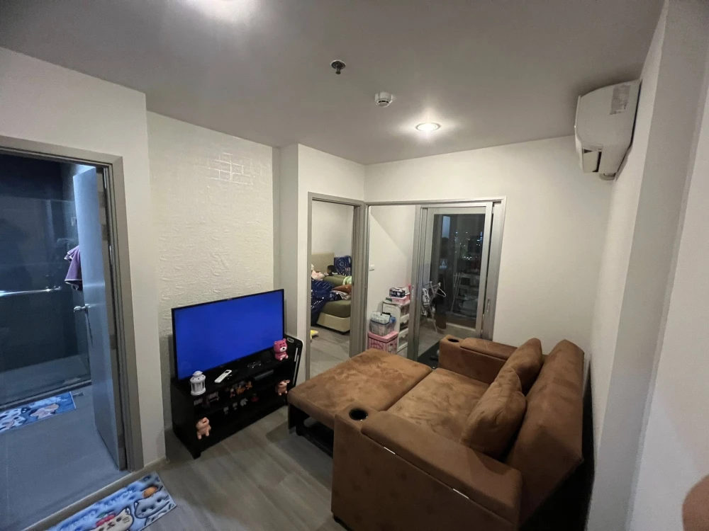 For sale: The Parkland Charan-Pinklao, 17th floor, Building C, complete with furniture and electrical appliances. Don't delay!
