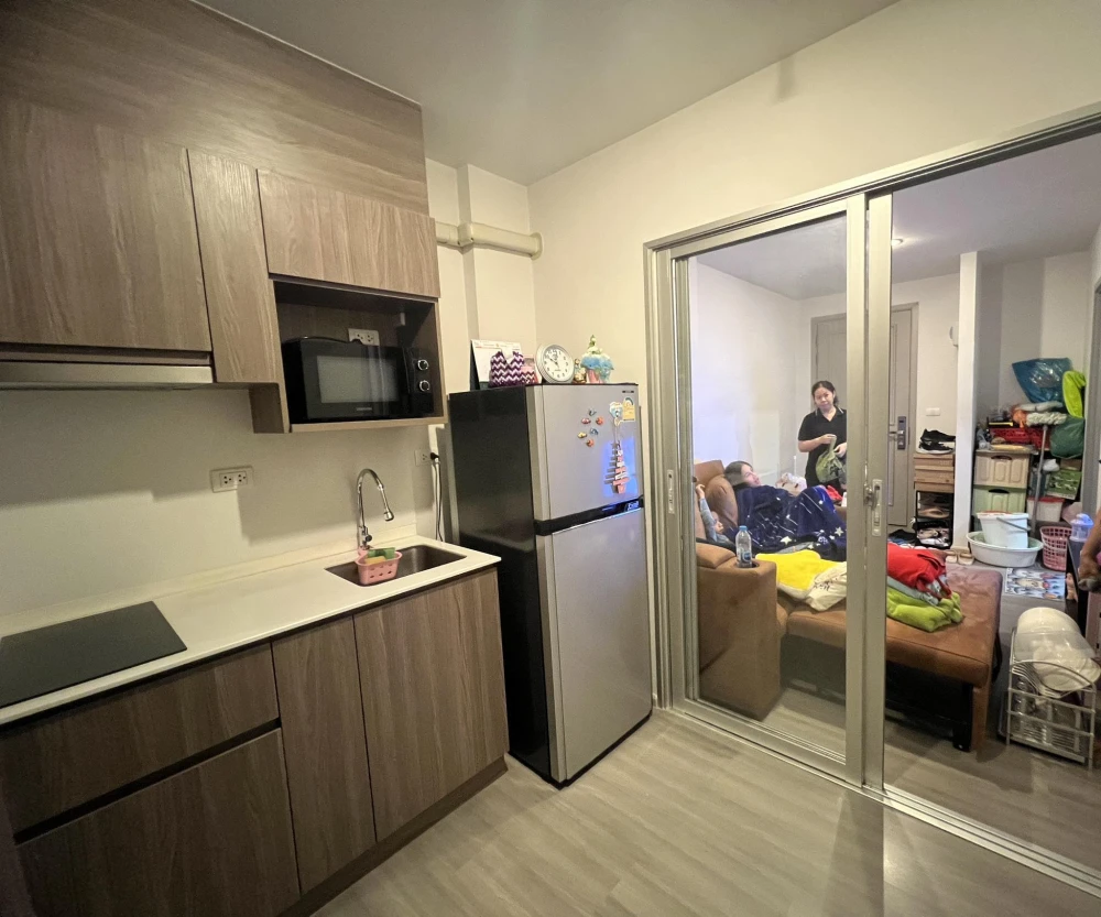For sale: The Parkland Charan-Pinklao, 17th floor, Building C, complete with furniture and electrical appliances. Don't delay!