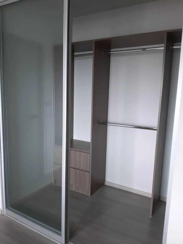For sale: The Parkland Charan-Pinklao, 17th floor, Building C, complete with furniture and electrical appliances. Don't delay!