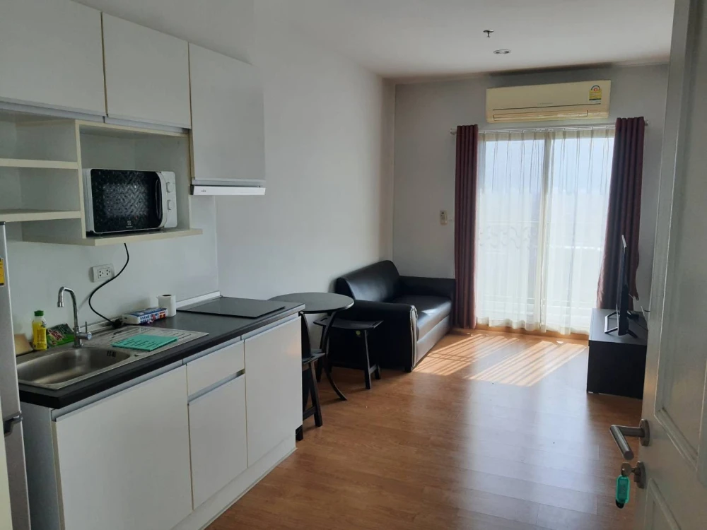 Selling a 24th-floor unit at The Parkland Phetkasem. Excellent location and fully furnished. Book now!