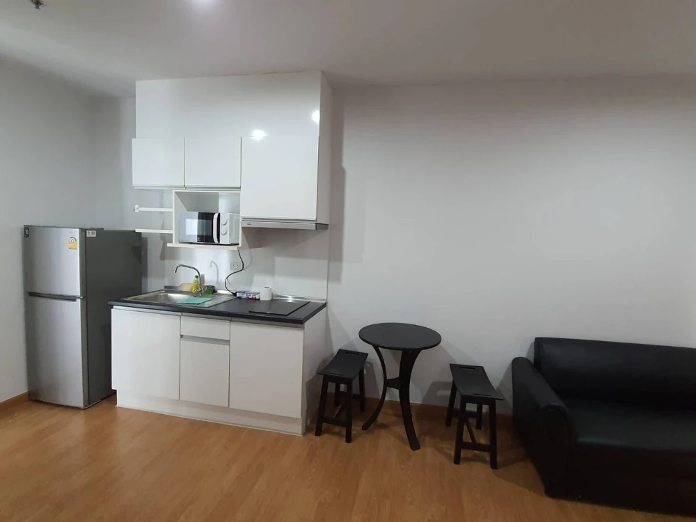 Selling a 24th-floor unit at The Parkland Phetkasem. Excellent location and fully furnished. Book now!