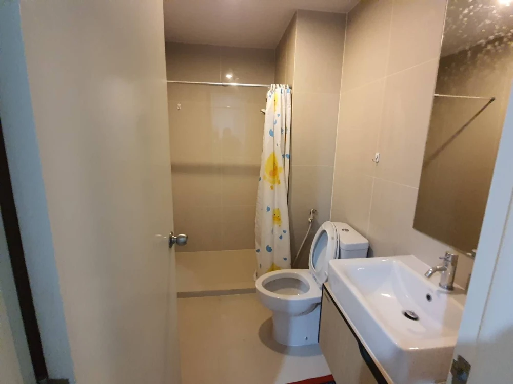 Selling a 24th-floor unit at The Parkland Phetkasem. Excellent location and fully furnished. Book now!