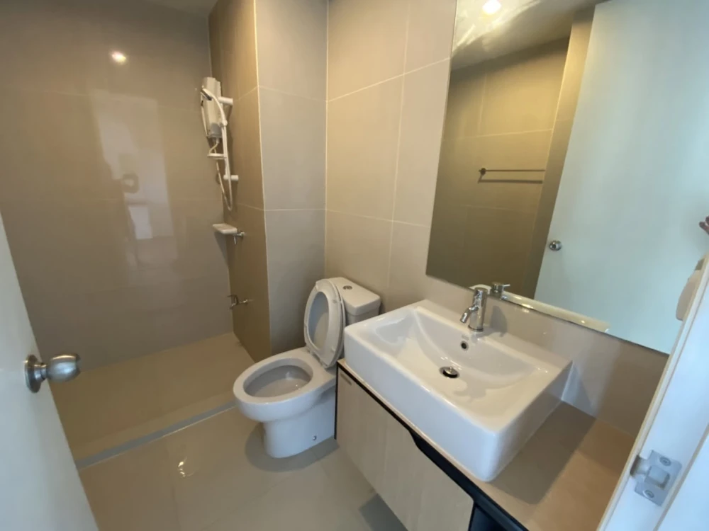 Selling a comfortable condo at The Parkland Phetkasem. Excellent location and fully equipped with amenities. Don't miss out!