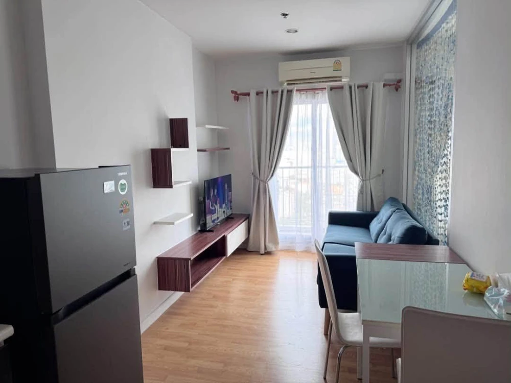 Selling The Parkland Ngamwongwan-Khaerai condo. High floor, unobstructed view, no buildings blocking the view. Excellent location. Don't miss out!