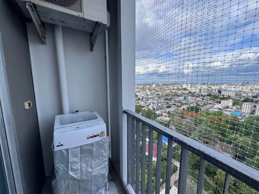 Selling The Parkland Ngamwongwan-Khaerai condo. High floor, unobstructed view, no buildings blocking the view. Excellent location. Don't miss out!