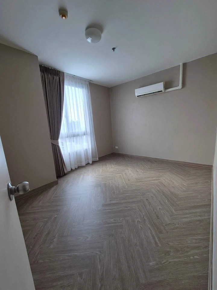 For sale: The Parkland Ratchada-Tha Phra, 29th floor, highest floor & corner room, not crowded, private parking available, reservation required.