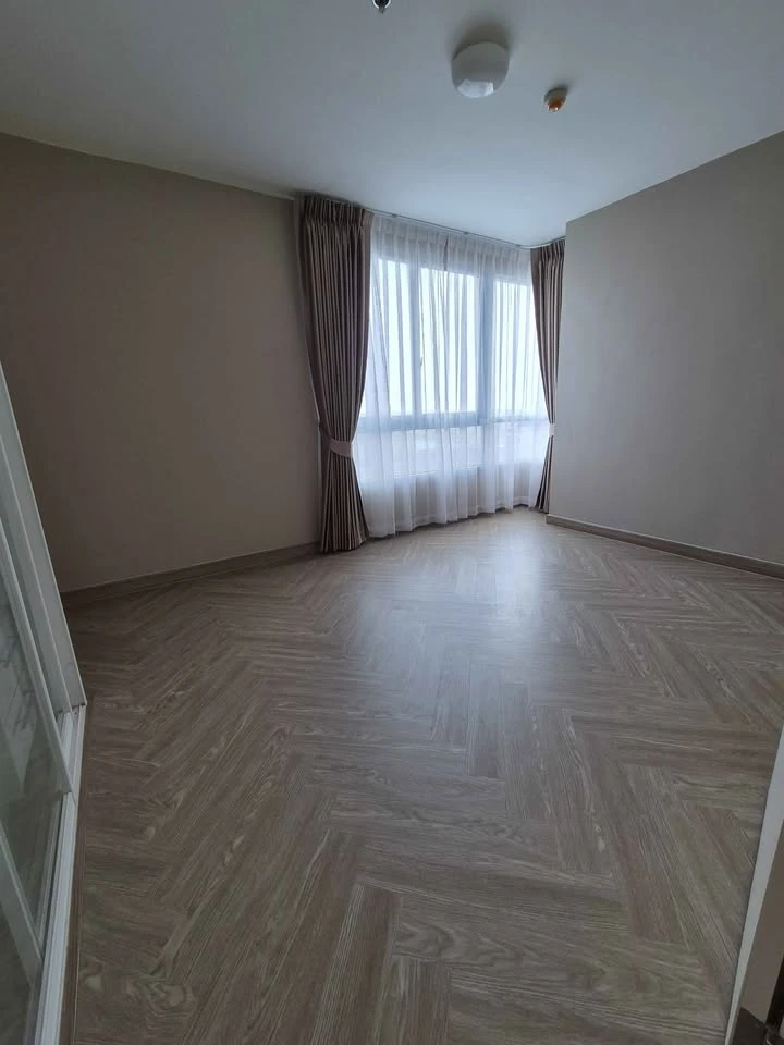 For sale: The Parkland Ratchada-Tha Phra, 29th floor, highest floor & corner room, not crowded, private parking available, reservation required.