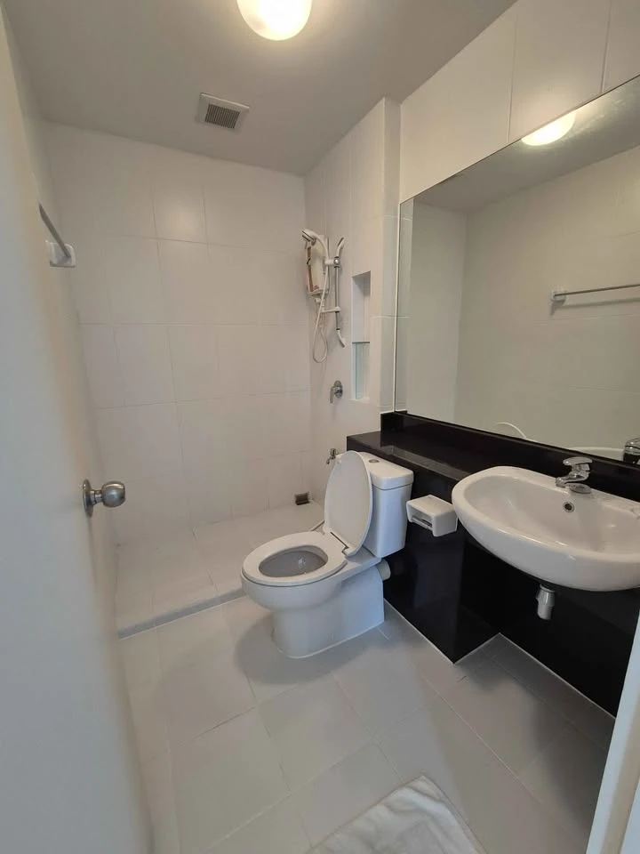 For sale: The Parkland Ratchada-Tha Phra, 29th floor, highest floor & corner room, not crowded, private parking available, reservation required.
