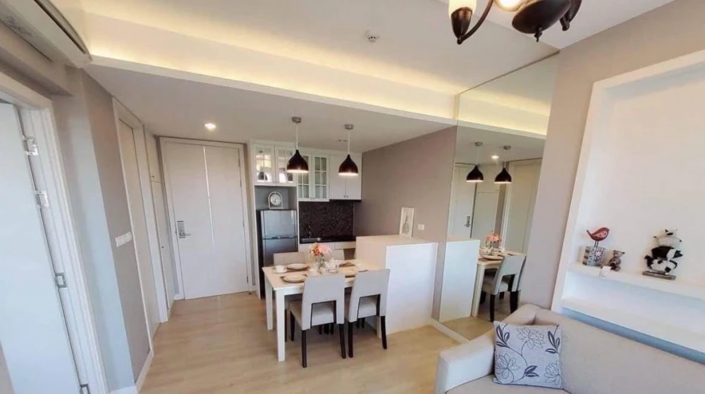 For sale: The Patio Bangsaen, beautifully decorated room with a striking theme, 5th floor, great location, walk-in closet. Reserve now!