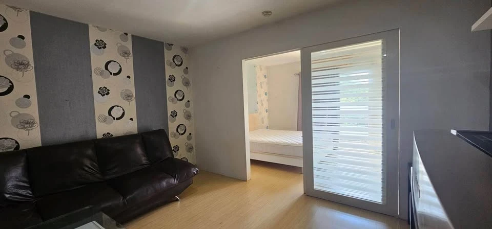 For sale: The Peak Condominium @ Ratchada-Huai Khwang, 32.61 sq.m. unit with an efficient layout. Comes fully furnished and equipped with appliances—s