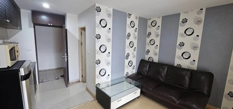 For sale: The Peak Condominium @ Ratchada-Huai Khwang, 32.61 sq.m. unit with an efficient layout. Comes fully furnished and equipped with appliances—s