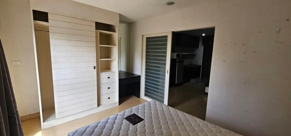 For sale: The Peak Condominium @ Ratchada-Huai Khwang, 32.61 sq.m. unit with an efficient layout. Comes fully furnished and equipped with appliances—s