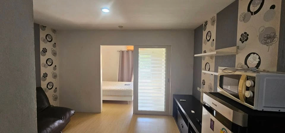 For sale: The Peak Condominium @ Ratchada-Huai Khwang, 32.61 sq.m. unit with an efficient layout. Comes fully furnished and equipped with appliances—s