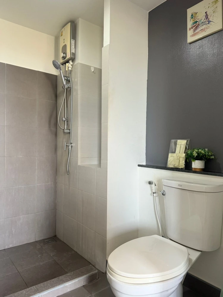 For sale: The Point Condo Rangsit-Klong 6, 4th floor, nice room, fully furnished, reserve now.