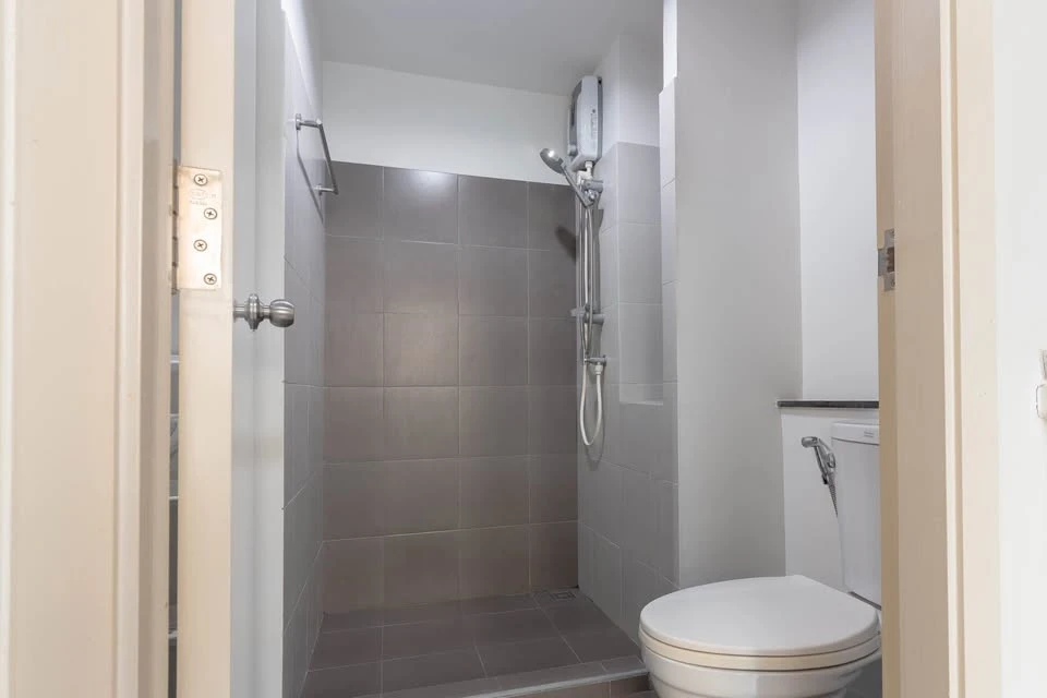 For sale: The Point Condo Rangsit-Klong 6, corner room with privacy, good location, fully furnished, reserve now!