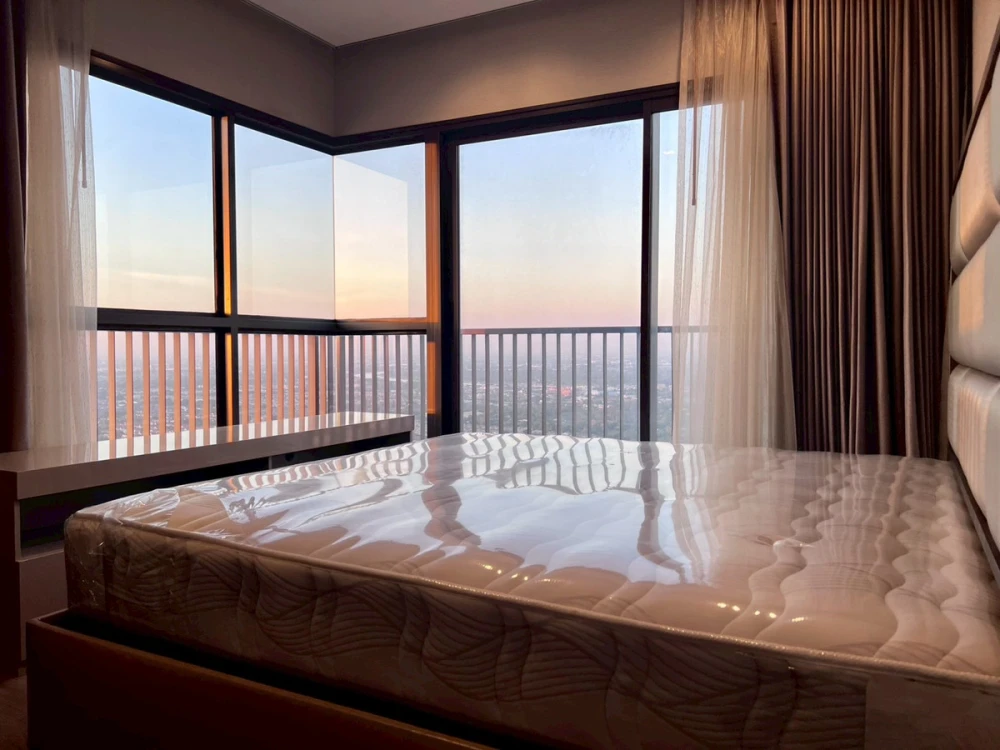Selling The Politan Aqua, 2 bedrooms, corner unit, with Chao Phraya River view. Book now!