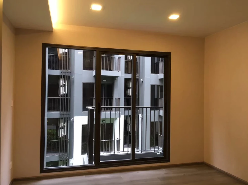 Selling The Politan Breeze, unfurnished unit, low floor, very livable, perfect for those who love decorating their own space. Book now!