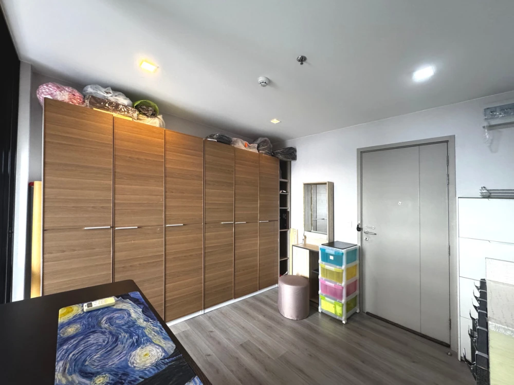 Selling The Politan Rive, 22nd floor, fully furnished and ready to move in. Book now! Don't miss out!