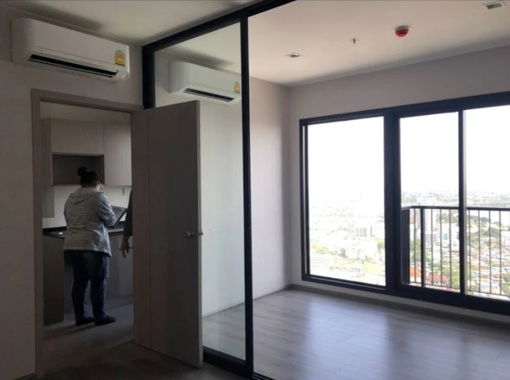 For sale:rent The Politan Rive, very high floor, great breeze, stunning city view, room in pristine condition, book now and you won't be disappointed.