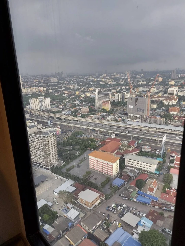 For sale:rent The Politan Rive, very high floor, great breeze, stunning city view, room in pristine condition, book now and you won't be disappointed.