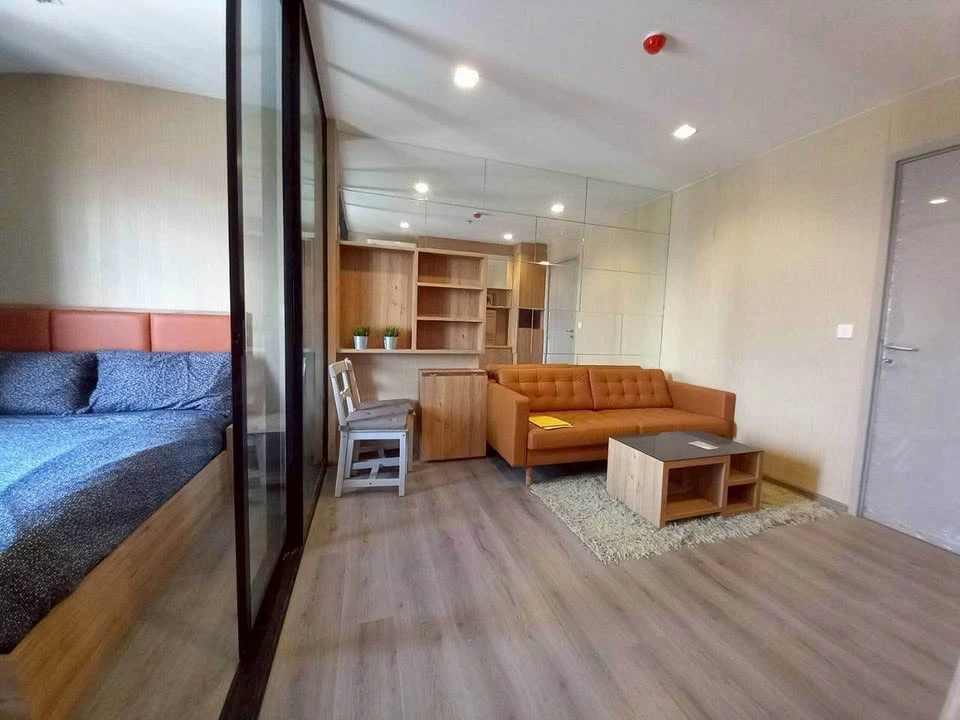 Selling The Politan Rive, high floor unit, fully furnished with appliances. Spacious room, book now before it's too late!+++