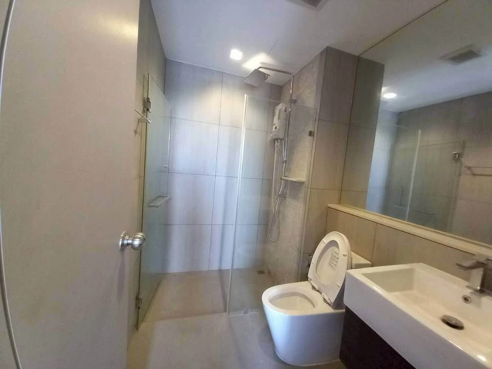 Selling The Politan Rive, high floor unit, fully furnished with appliances. Spacious room, book now before it's too late!+++