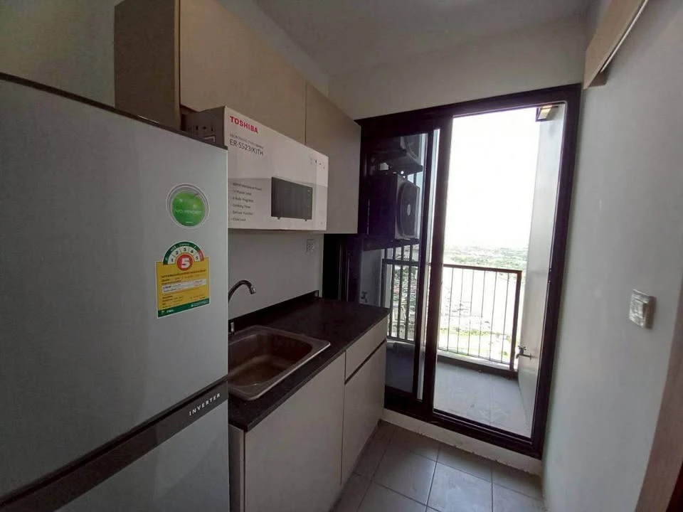 Selling The Politan Rive, high floor unit, fully furnished with appliances. Spacious room, book now before it's too late!+++