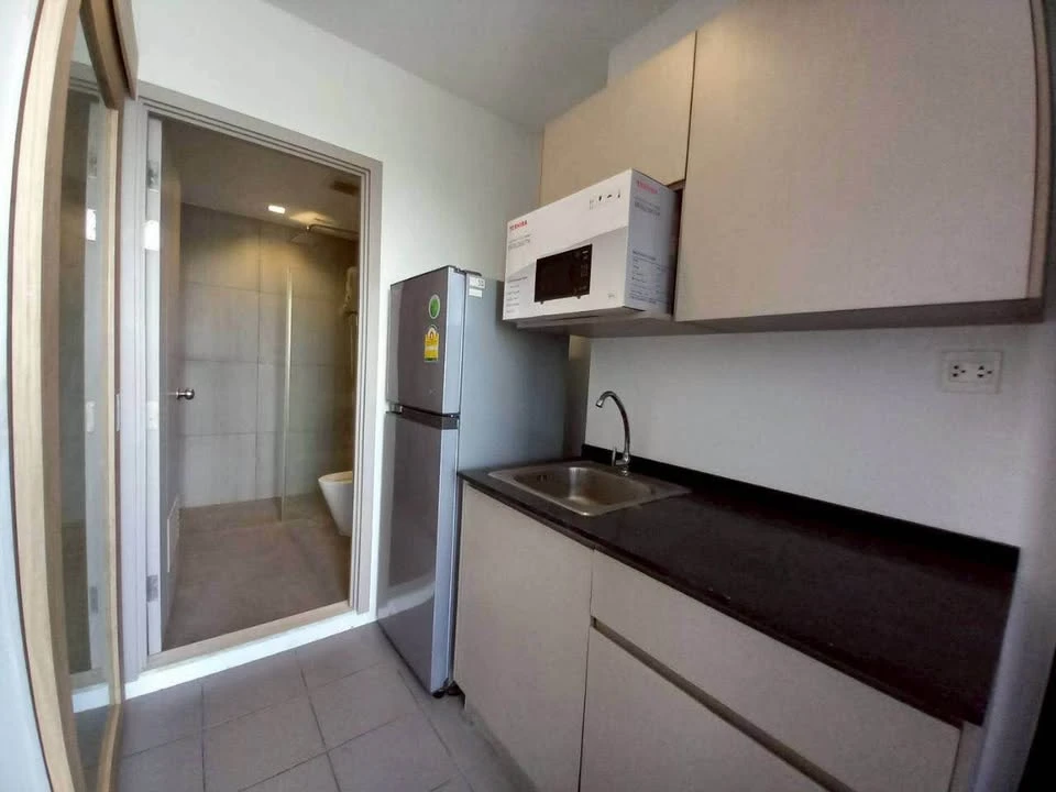 Selling The Politan Rive, high floor unit, fully furnished with appliances. Spacious room, book now before it's too late!+++