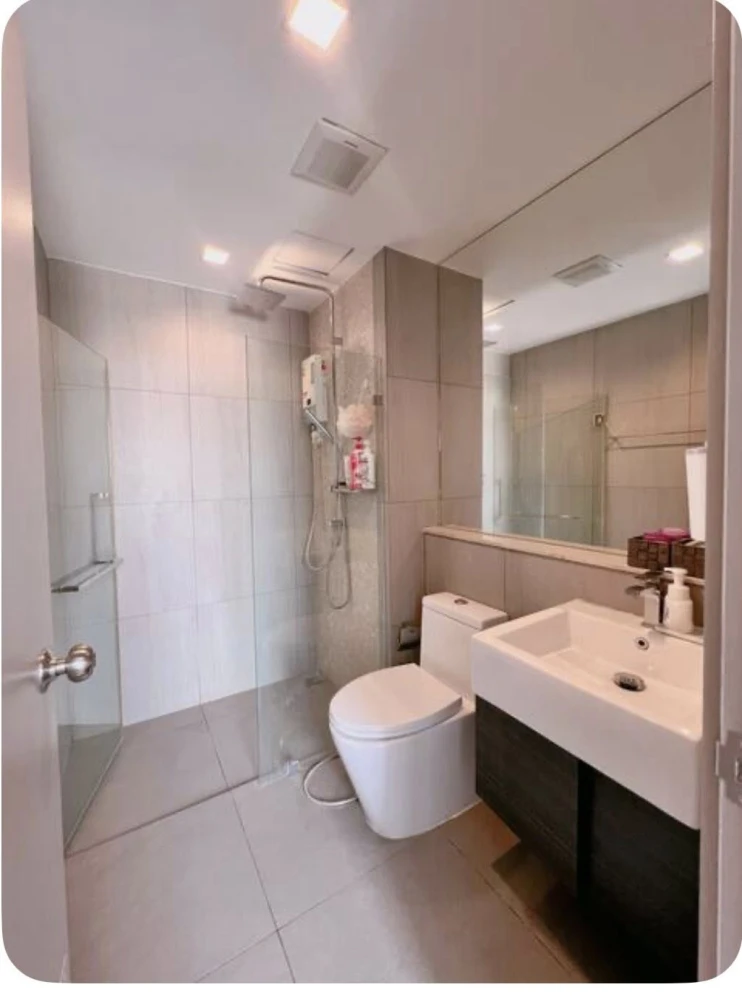 Selling the Politan Rive, a room with built-in cabinets, beautiful city view, no blocked views, ready to book now.