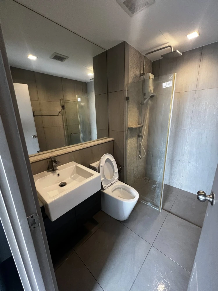 Selling a private corner unit at The Politan Rive, 24th floor, fully furnished. Don't miss this great opportunity!