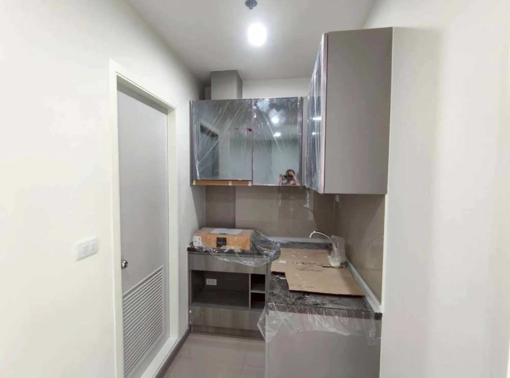 Selling 1-bedroom unit at The President Charan - Yaek Fai Chai Station. Spacious living area in a prime location. Book now!