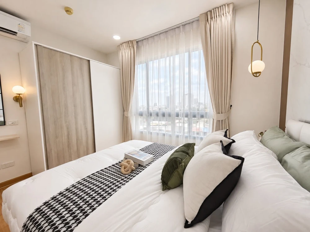 Selling The President Sathorn-Ratchaphruek. Beautifully decorated built-in furniture throughout the unit. North facing with unobstructed view. Great v