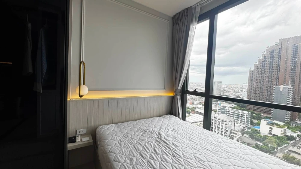 Selling The Privacy Jatujak. Spacious room with high ceilings, beautiful view, and a comfortable, airy feel. Fully furnished with appliances, ready to images