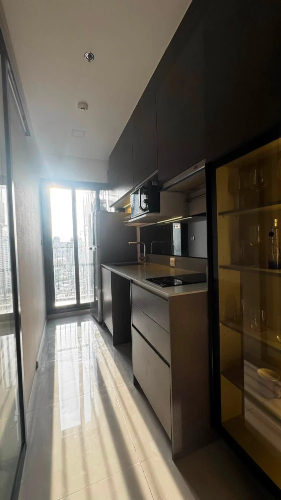 Selling The Privacy Jatujak. Spacious room with high ceilings, beautiful view, and a comfortable, airy feel. Fully furnished with appliances, ready to