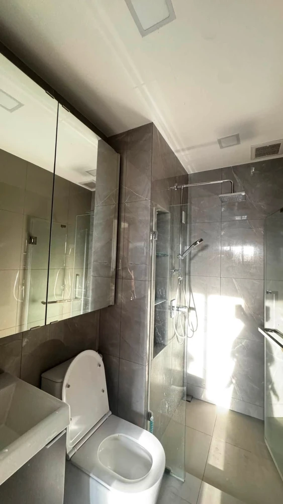 Selling The Privacy Jatujak. Spacious room with high ceilings, beautiful view, and a comfortable, airy feel. Fully furnished with appliances, ready to