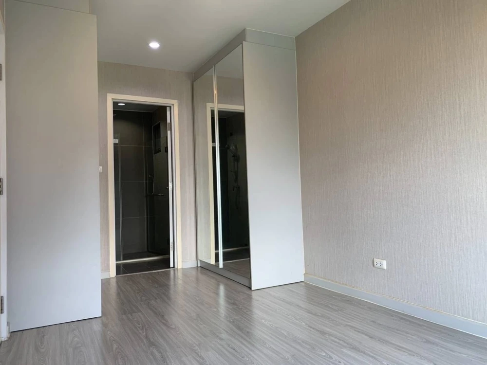 Selling The Privacy Ratchada – Sutthisan. Unfurnished unit, great ventilation, pool view, spacious and comfortable. Book now!