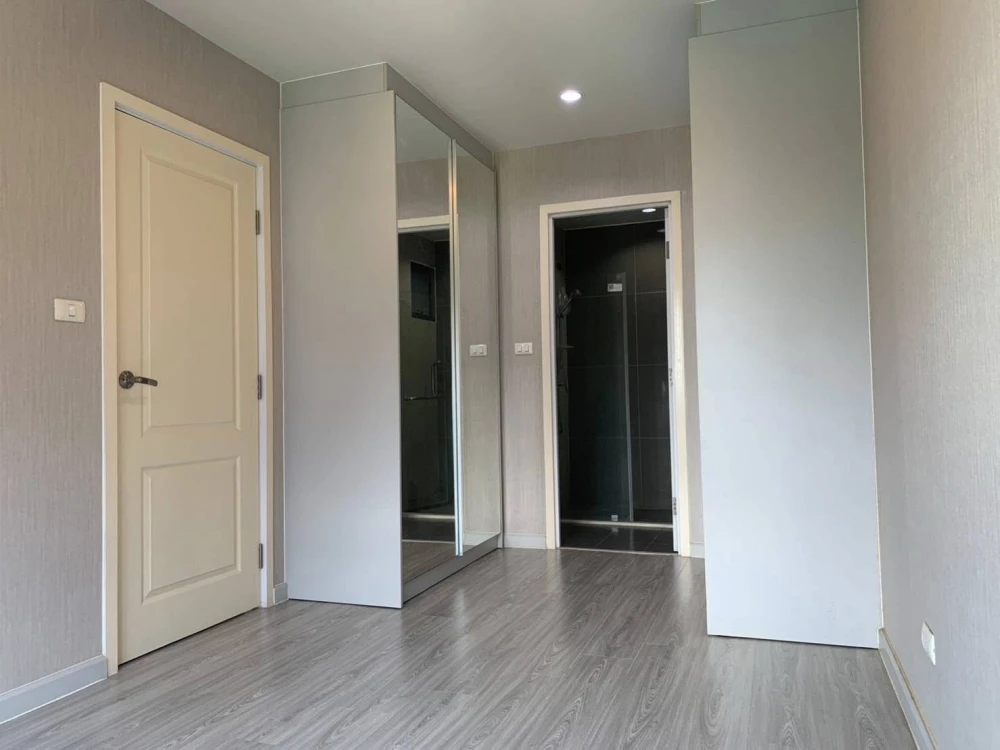 Selling The Privacy Ratchada – Sutthisan. Unfurnished unit, great ventilation, pool view, spacious and comfortable. Book now!