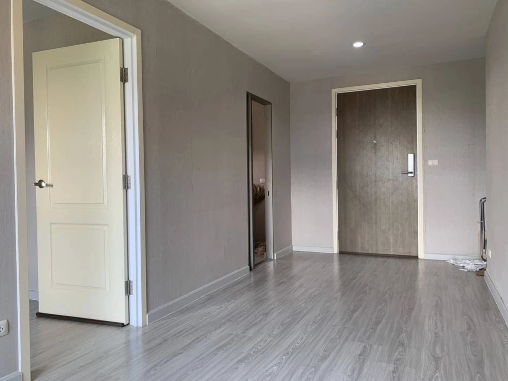 Selling The Privacy Ratchada – Sutthisan. Unfurnished unit, great ventilation, pool view, spacious and comfortable. Book now!