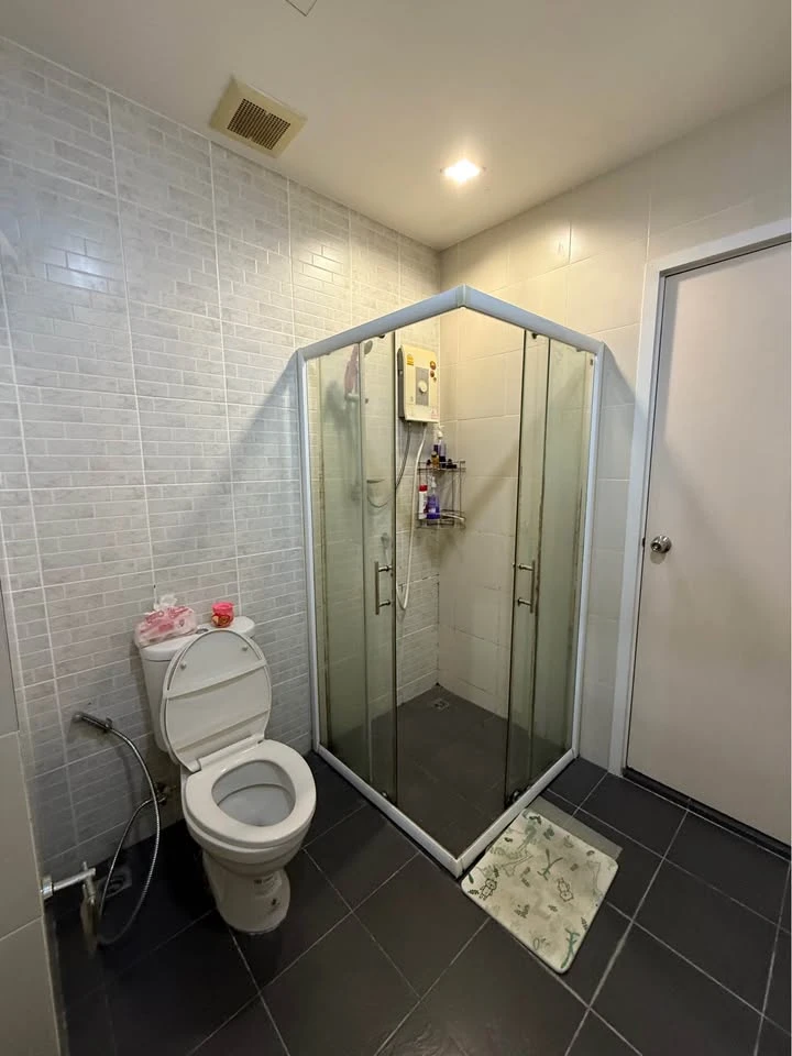 Selling The Privacy Rewadee 1-bedroom, 1-bathroom unit. Great location. Fully furnished. Book now!