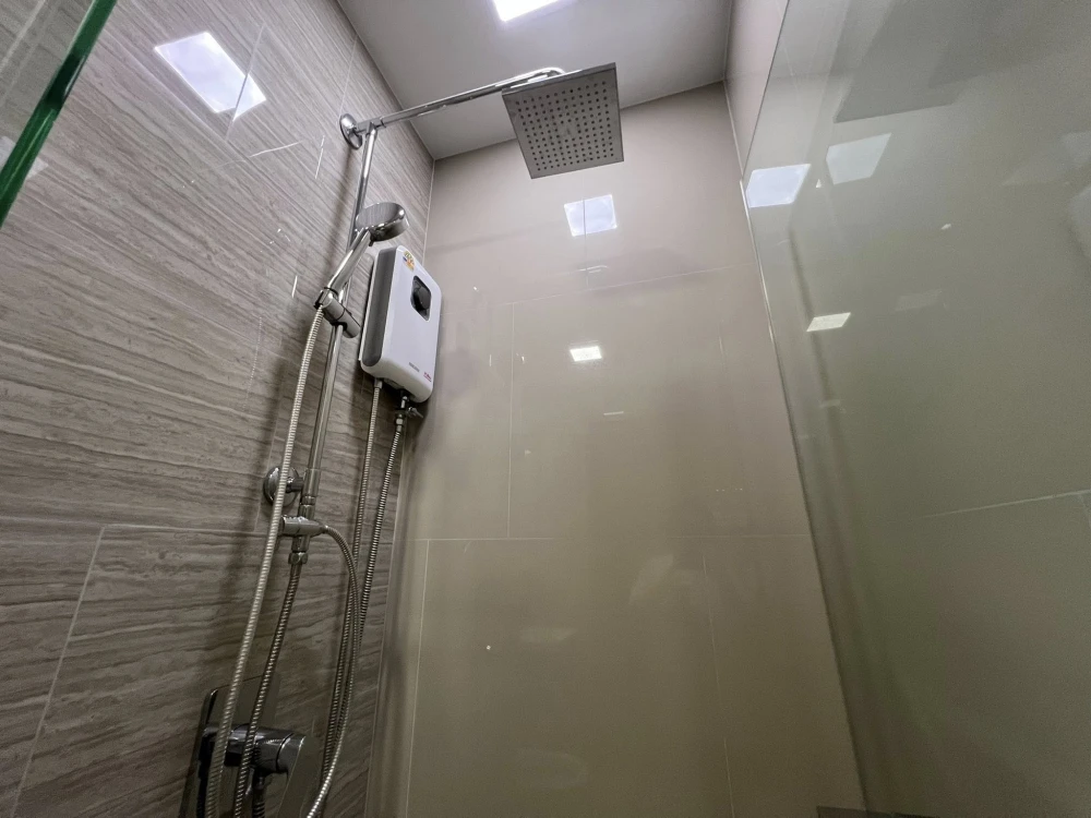 Selling The Privacy Taopoon Interchange condo, 1 Bedroom Plus corner unit, high floor, unobstructed view. Book now!