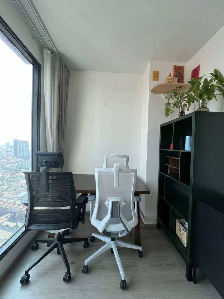 Selling The Privacy Taopoon Interchange condo, 1 Bedroom Plus corner unit, high floor, unobstructed view. Book now!
