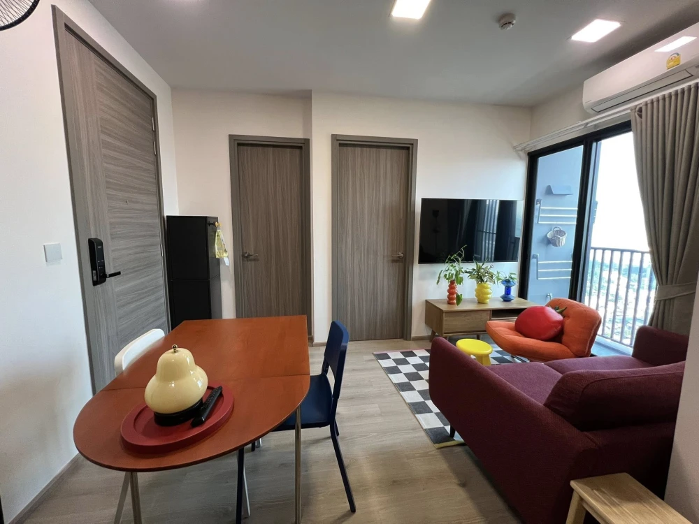 Selling The Privacy Taopoon Interchange condo, 1 Bedroom Plus corner unit, high floor, unobstructed view. Book now!