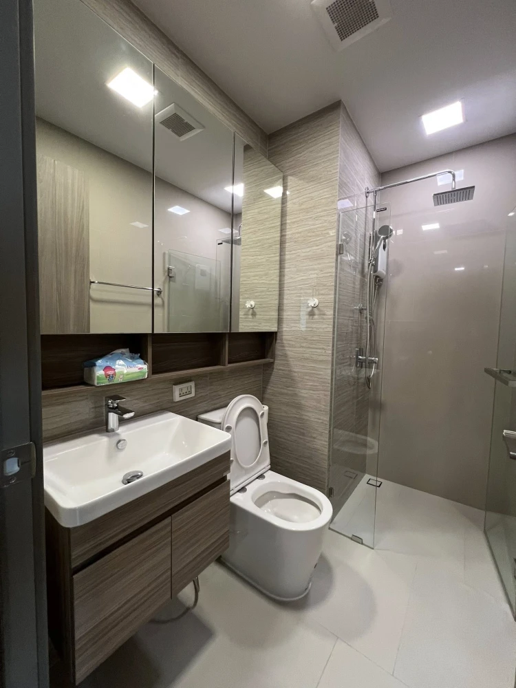 Selling The Privacy Taopoon Interchange condo, 1 Bedroom Plus corner unit, high floor, unobstructed view. Book now!