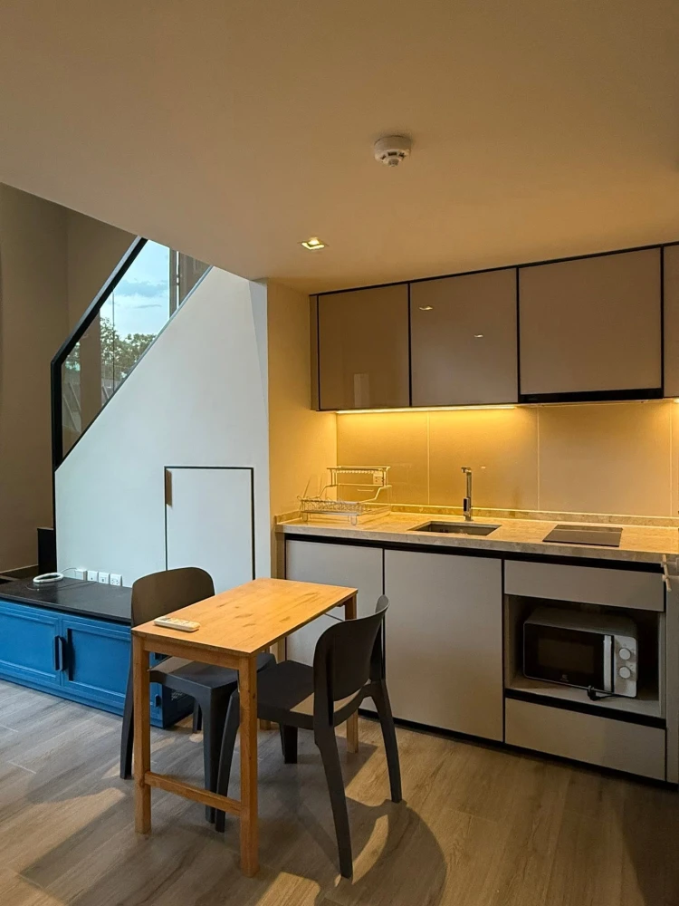 Selling a spacious 2nd floor unit at The Reserve Phahol-Pradipat. High ceilings and a great location. Book now!
