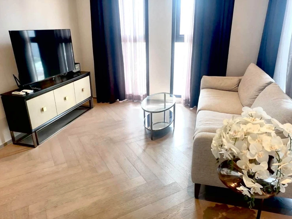 Selling The Reserve Sathorn, 1 bedroom unit. Spacious living area, fully furnished. You can't resist!