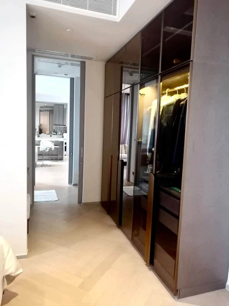 Selling The Reserve Sathorn, 1 bedroom unit. Spacious living area, fully furnished. You can't resist!