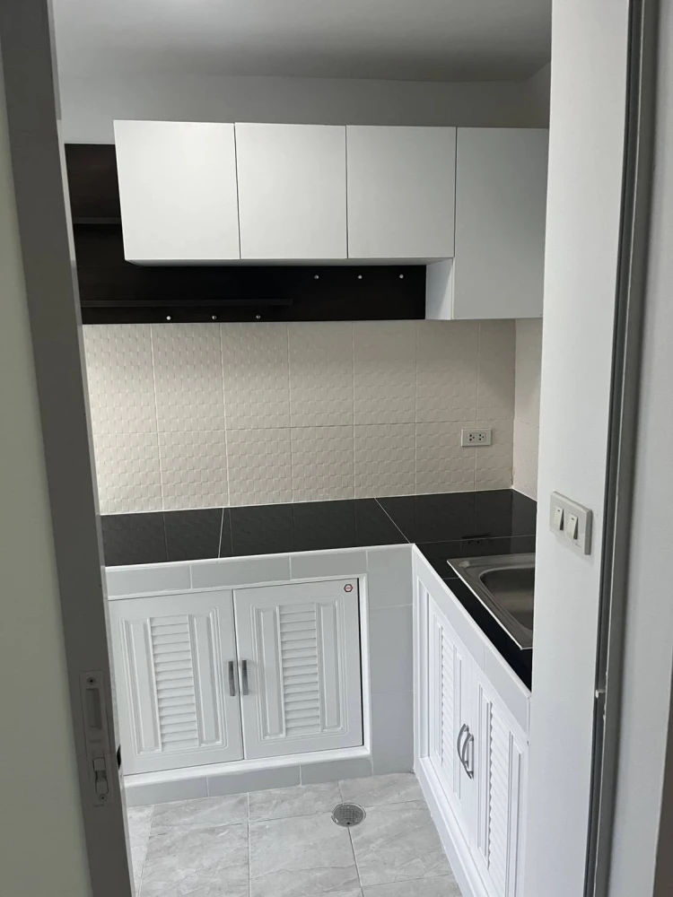 Selling The Rise B, a lovely unit on the 6th floor. Great location, convenient transportation, and spacious living area. Don't miss out!