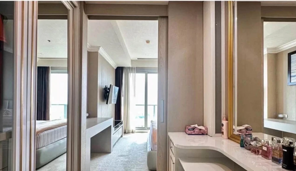 Selling The River condo with stunning Chao Phraya River views and daily views of beautiful 5-star hotels. A prime location, a rare find!
